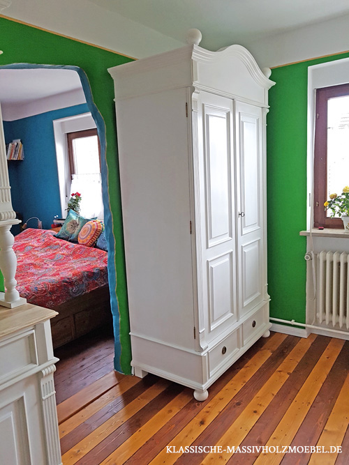 Altbauhaus - zweitüriger Kleiderschrank im Landhausstil auf Maß Farbe Weiß Material massives Kiefernholz Altbauhaus - zweitüriger Kleiderschrank im Landhausstil auf Maß