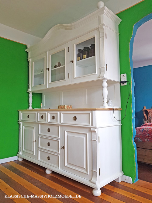 Altbauhaus einrichten - Buffetschrank im Landhausstil in Weiß, Blatt in Esche natur geölt Altbauhaus - Buffetschrank im Landhausstil in Weiß, Blatt in Esche natur geölt