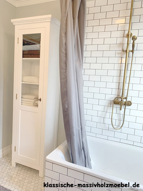 Weiße Vitrine mit Glastür im Bad Weiße Vitrine mit Glastür im Bad