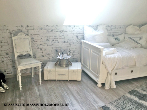 Gästezimmer mit Shabby Chic Einrichtung und Landhausbett aus Kiefer in Weiß, Möbel aus Polen Gästezimmer mit Shabby Chic Einrichtung und Landhausbett in Weiß