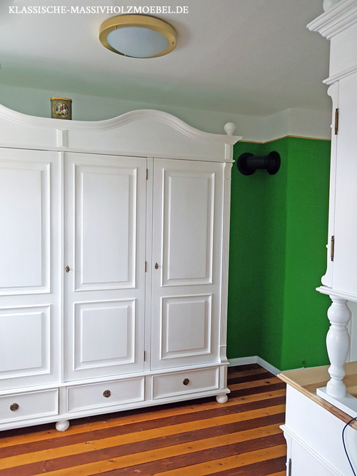 Altbauhaus möblieren - Massivholzmöbel aus Kiefer im Landhausstil in Farbe Weiß Altbauhaus möblieren - Massivholzmöbel aus Kiefer im Landhausstil