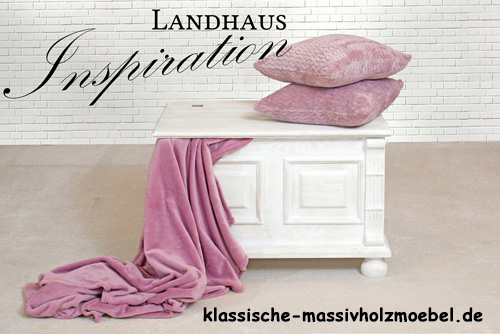 Weiße Aufbewahrungsbox aus Massivholz im Flur Weiße Landhaustruhe im Flur