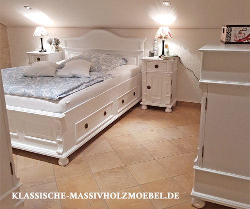 Weißes Landhausbett mit niedrigem Fußteil