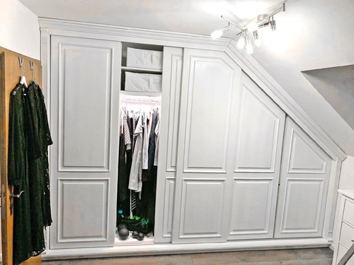 Weißer Kleiderschrank für Dachschräge - Einbauschrank mit Schiebetüren aus Massivholz Kleiderschrank für Dachschräge - Einbauschrank mit Schiebetüren