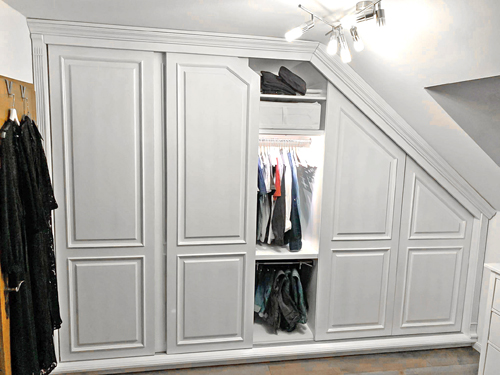 Landhausschrank für Dachschräge - Einbauschrank nach Mass - 100% Massivholz - Weiß Landhausschrank für Dachschräge - Einbauschrank maßgeschneidert nach Wunsch - 100% Massivholz - Weiß