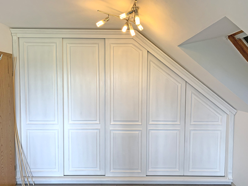 Weißer Kleiderschrank als Einbauschrank mit Schiebetüren und Beleuchtung im Landhausstil Kleiderschrank als Einbauschrank mit Schiebetüren und Beleuchtung