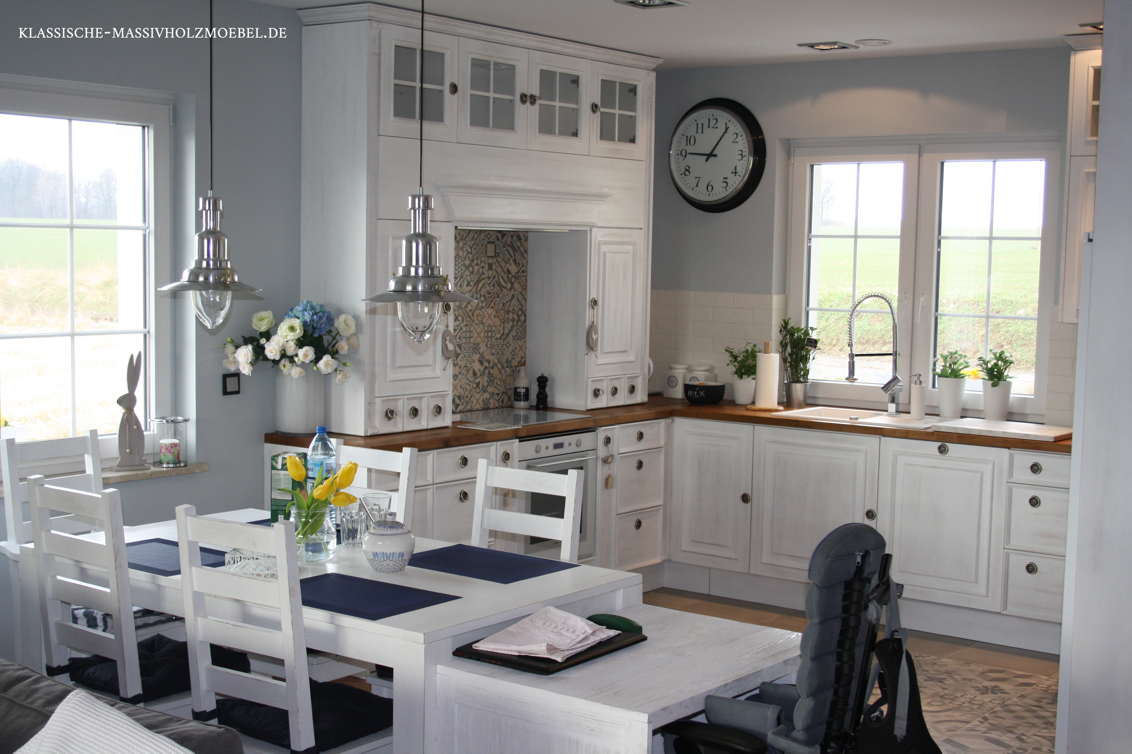 Weiße englische Küche aus Holz im Landhausstil - 100% Massivholz & Qualität - mit Wischeffekt originell und wunderschön Weiße englische Küche aus Holz im Landhausstil - 100% Massivholz & Qualität - mit Wischeffekt gebuerstet